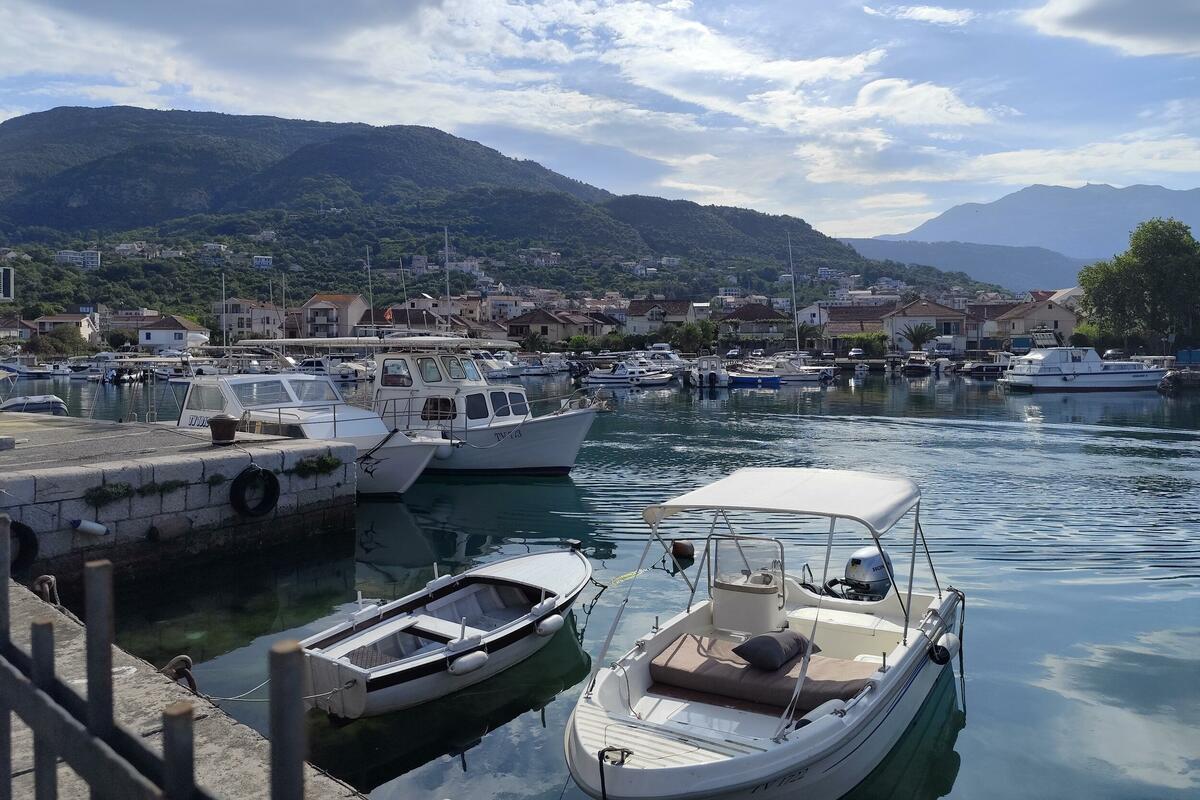 Fotografija uz vijest: Tivćani nezadovoljni novim Pravilnikom o dodjeli komunalnih vezova u Kalimanju