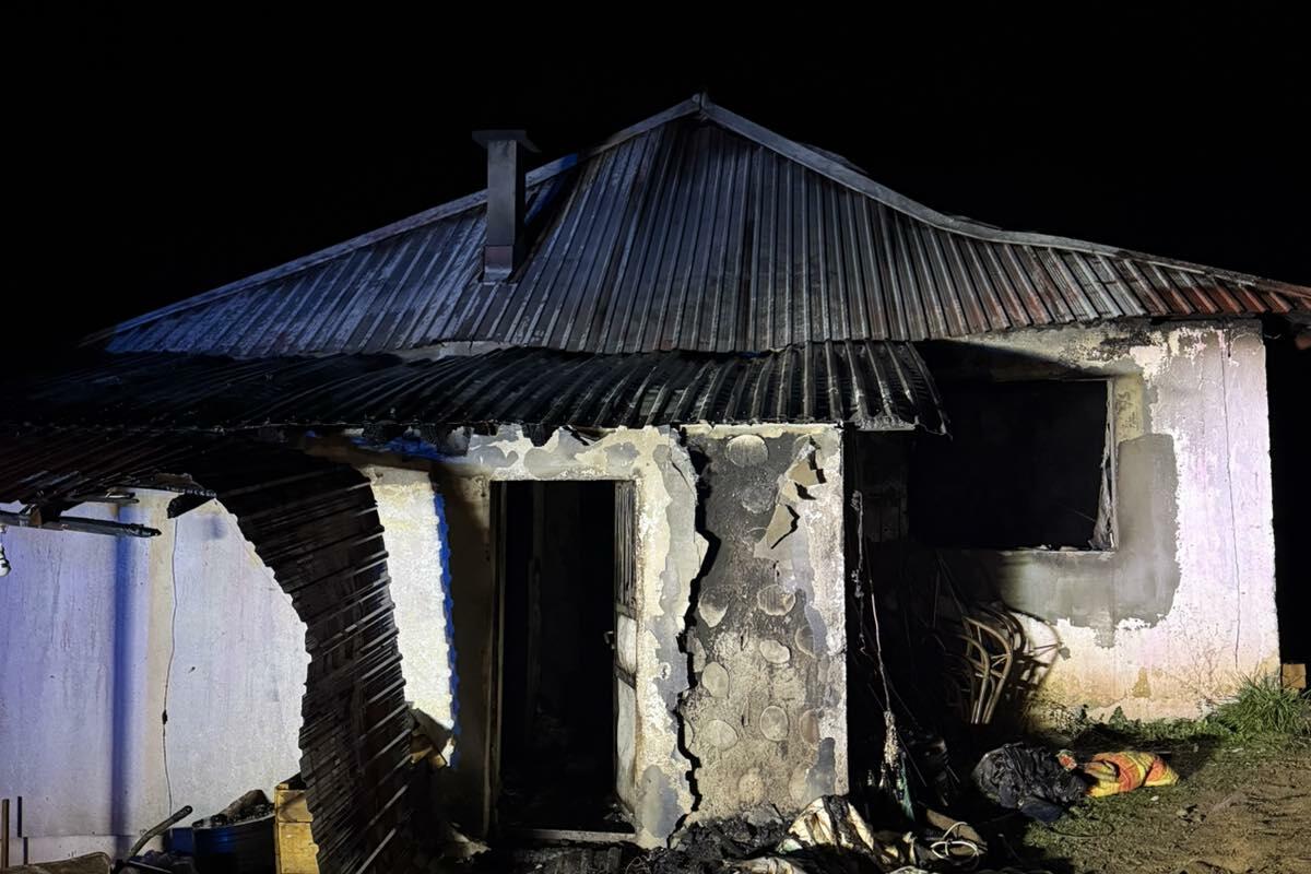 Fotografija uz vijest: U Biokovcu izgorjela krovna konstrukcija na kući porodice Drobnjak, vatrogasci spriječili širenje vatre