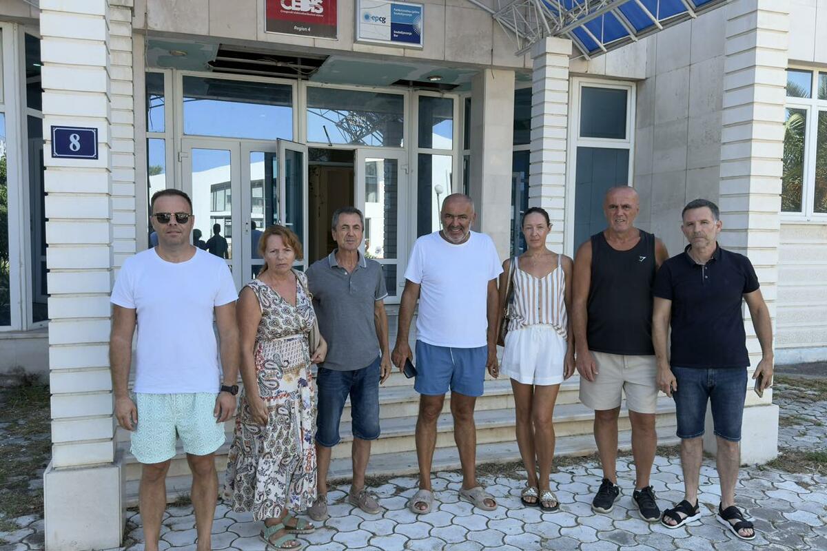 Fotografija uz vijest: Utjeha bez struje više od 18 sati usred turističke sezone, građani protestovali u CEDIS-u