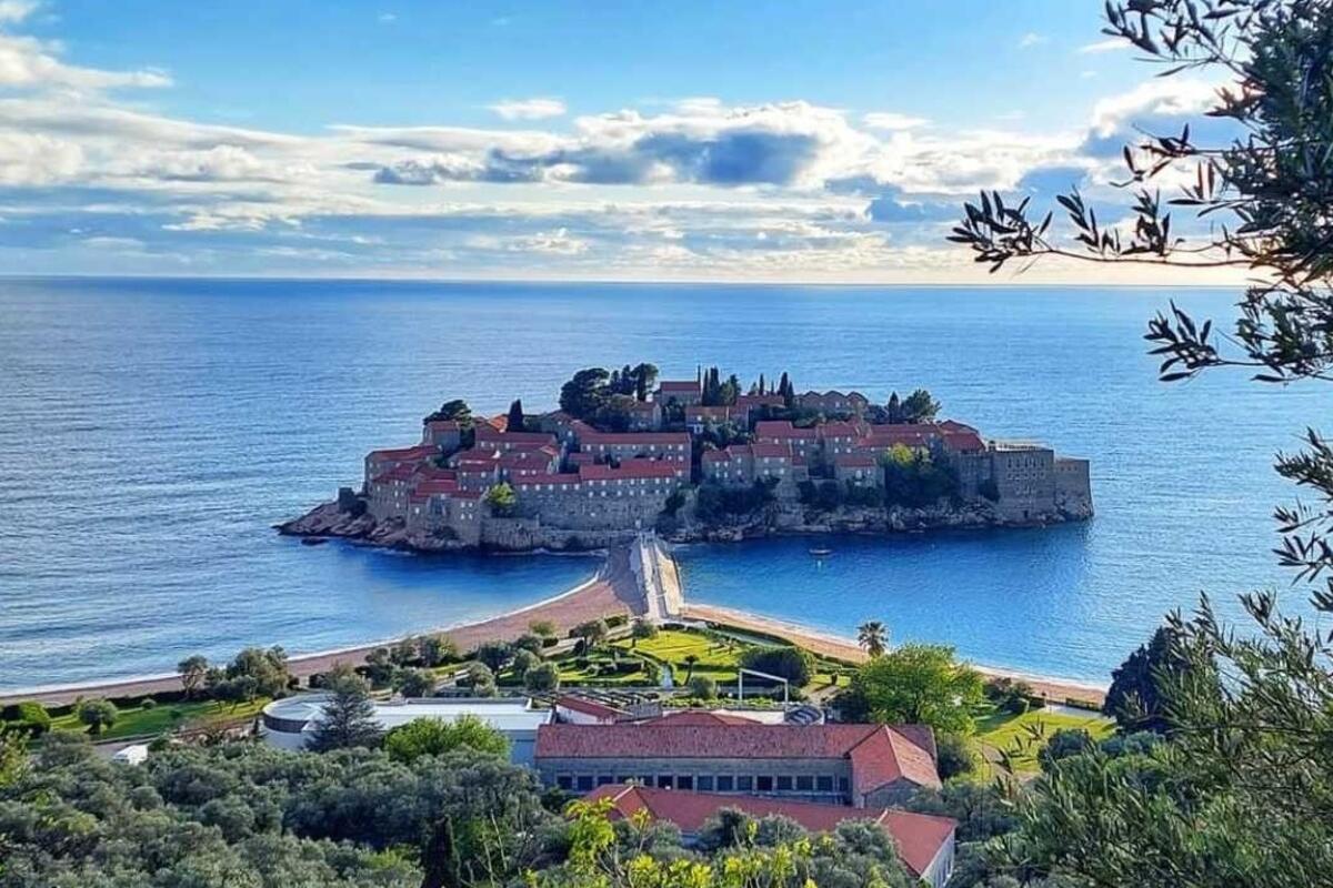Fotografija uz vijest: Vlada: Od 21. oktobra prostor ispred Miločera i Svetog Stefana biće oslobođen parkiranih vozila zbog priprema Samita