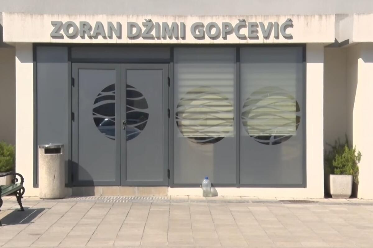 Fotografija uz vijest: Vlada promijenila naziv bazena u Kotoru i odobrila spomen-ploču u Morinju