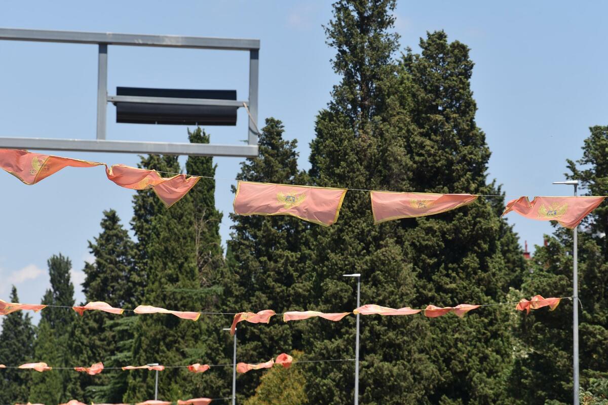 Fotografija uz vijest: Zastave u Podgorici vijore se dva mjeseca, pa se zamjenjuju novim