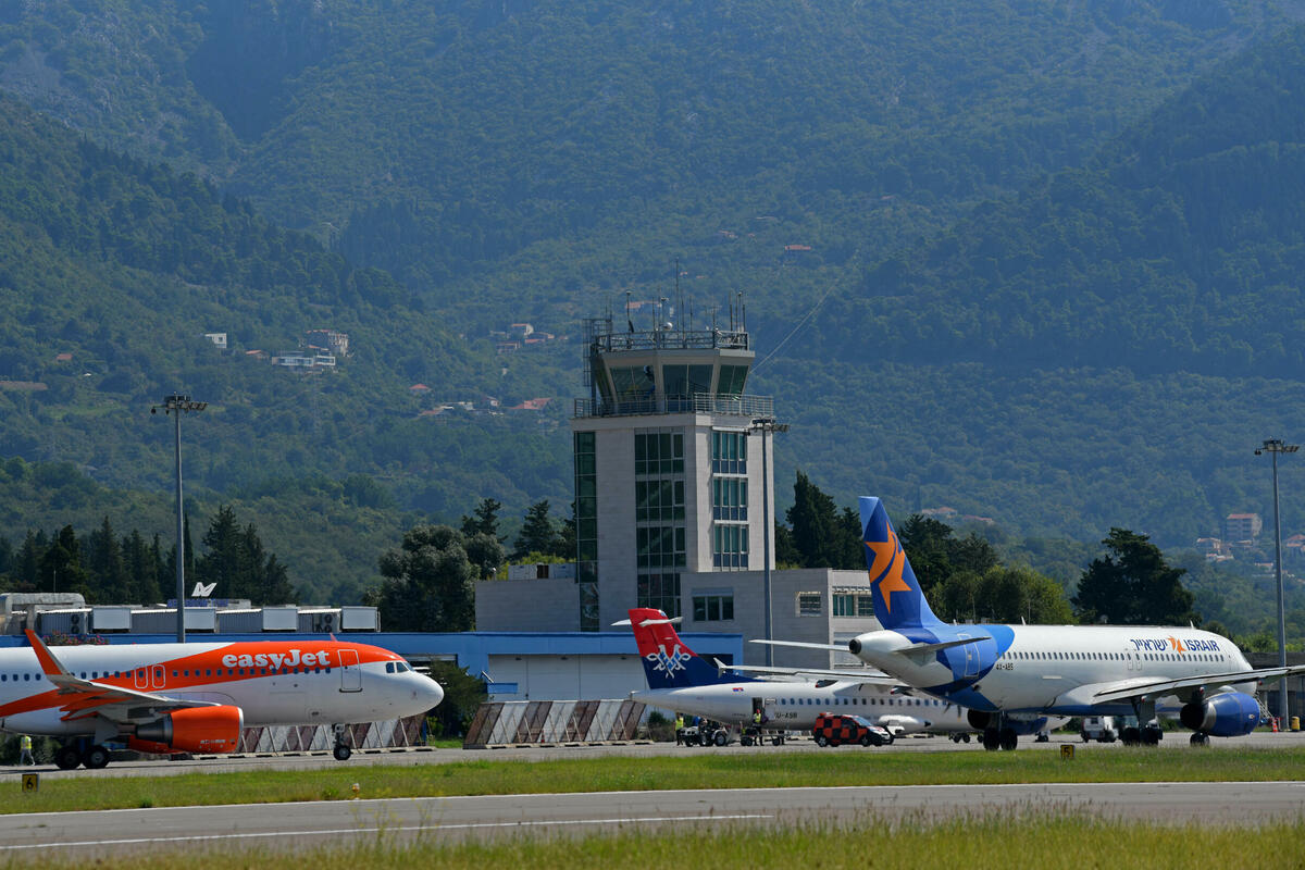 Fotografija uz vijest: ACG: Magistralni put ka aerodromu Tivat zatvara se od 11.30 sati u četvrtak, putnici da dođu na vrijeme