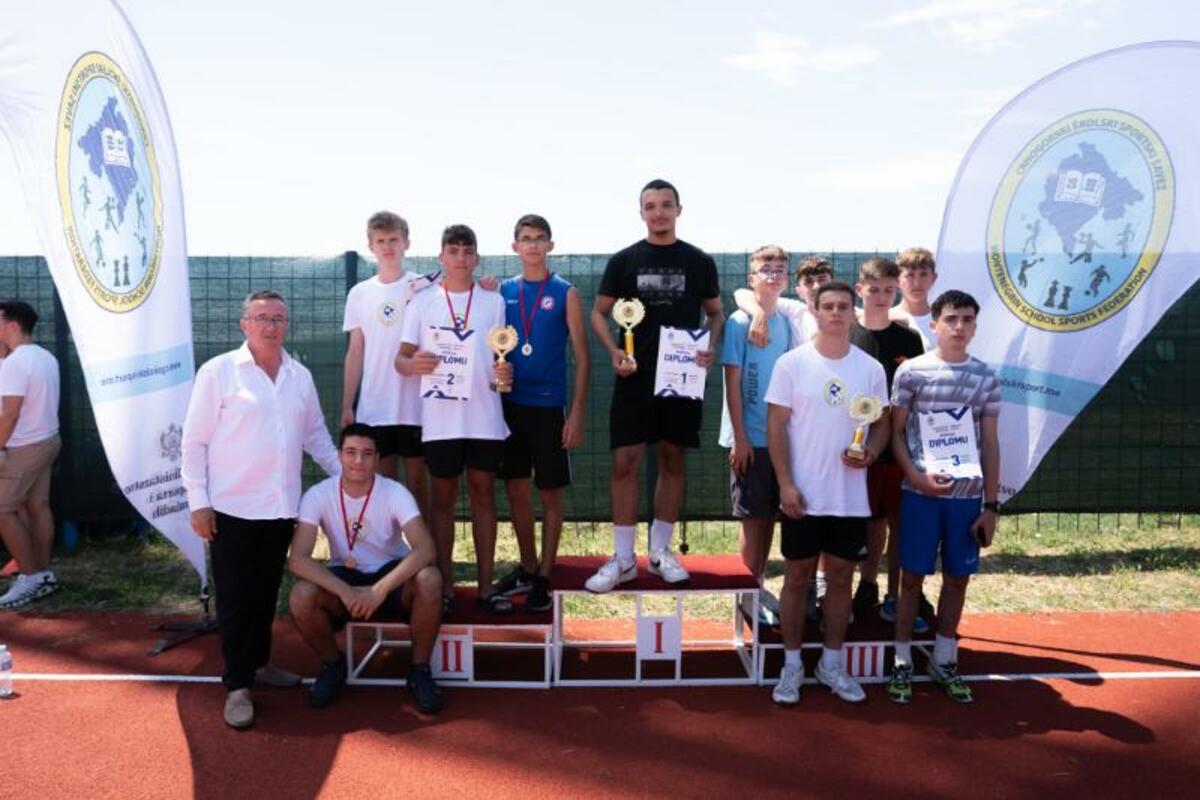 Fotografija uz vijest: Atletičarke OŠ "Marko Miljanov" ubjedljivo prve, učenici OŠ "Oktoih" prvaci uz dodatne kriterijume