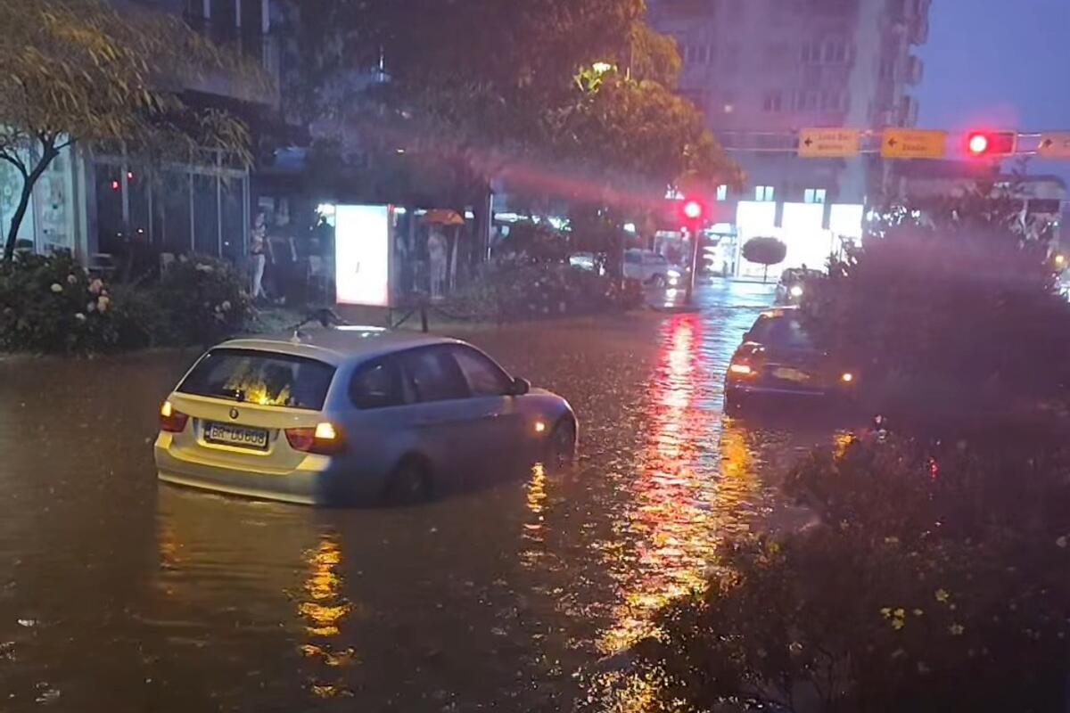 Fotografija uz vijest: Bar: Zatvorena Makedonska ulica zbog obilnih padavina, kratko nestalo struje