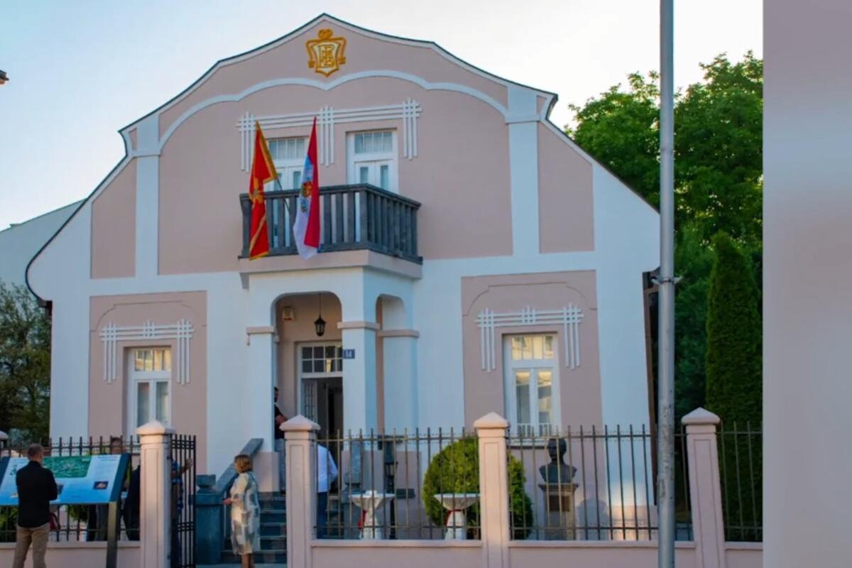 Fotografija uz vijest: Beranska vlast odbila da skloni trobojku sa kuće Gavra Vukovića, međunarodna škola za diplomate preseljena na Cetinje