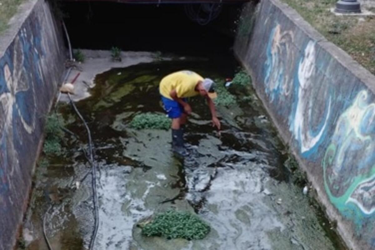 Fotografija uz vijest: Budva: Radnici Komunalnog preduzeća čistili i uređivali kanale