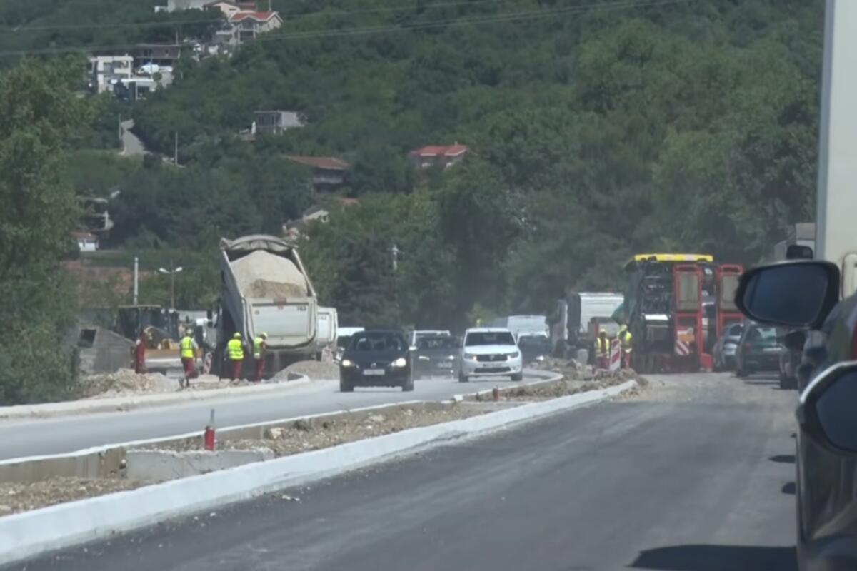 Fotografija uz vijest: Da li će Bulevar Tivat-Jaz biti završen do početka sezone?