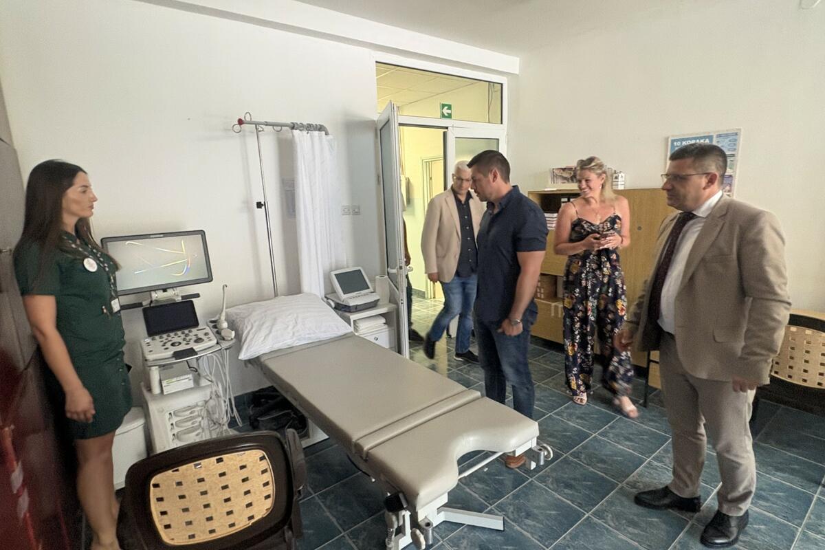 Fotografija uz vijest: Donacija dijaspore iz Čikaga za barsku bolnicu: Ultrazvuk, porođajni kreveti i medicinska oprema