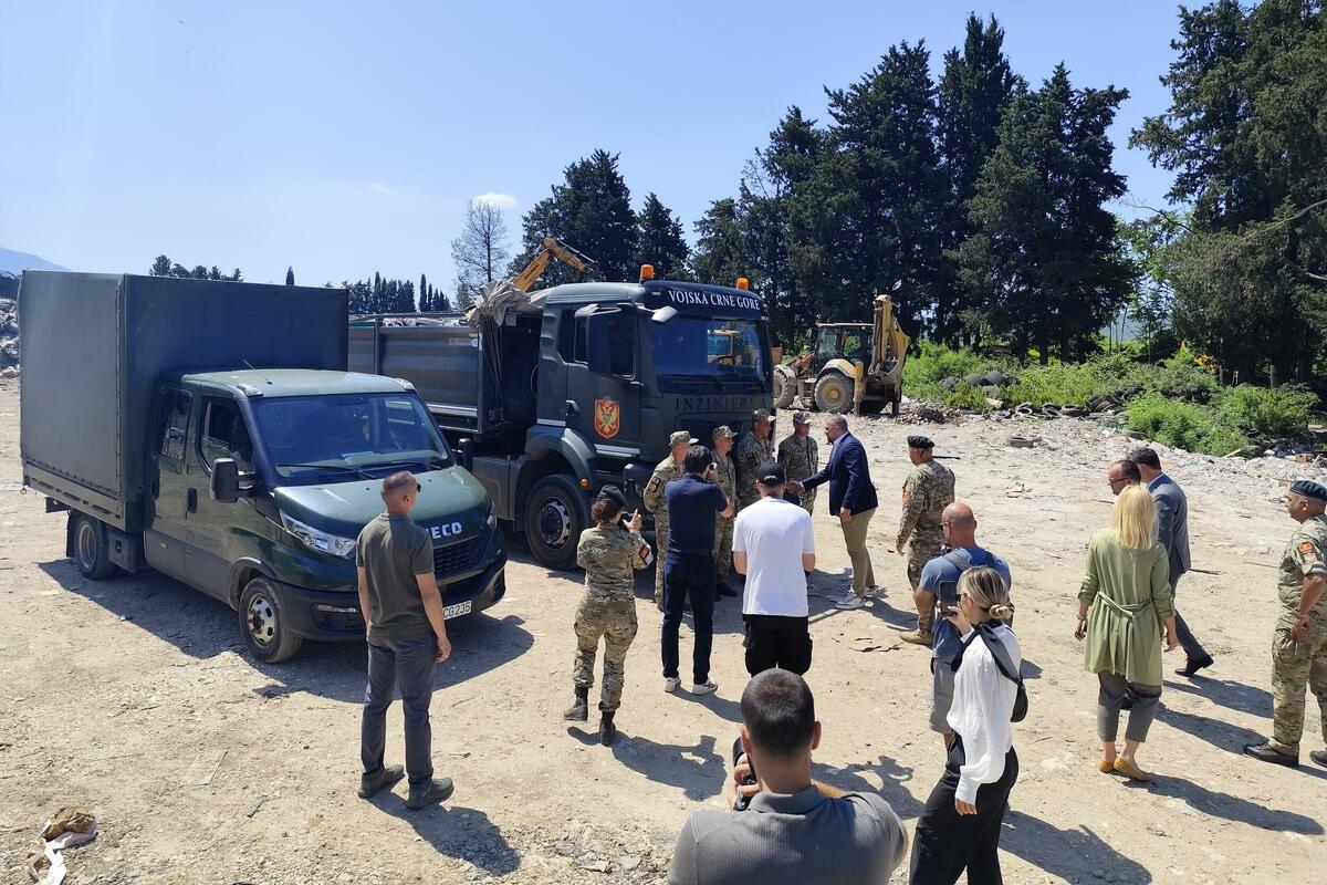 Fotografija uz vijest: Ekološka akcija Ministarstva odbrane, Ministarstva ekologije i Opštine Tivat: Zajedno uklanjaju otpad sa Montepranza