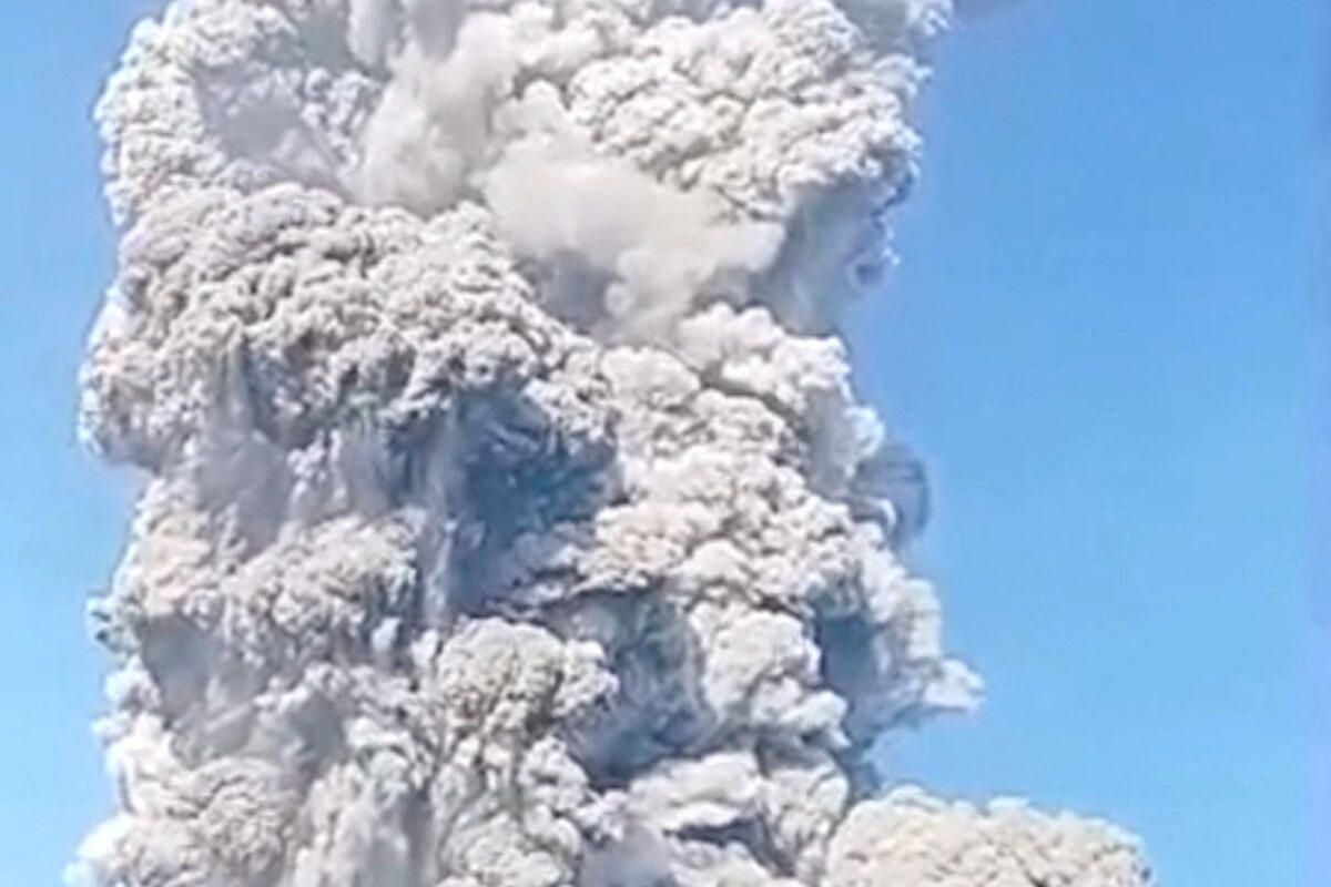 Fotografija uz vijest: Erupcija vulkana Dukono u Indoneziji izbacio pepeo pet kilometara u visinu