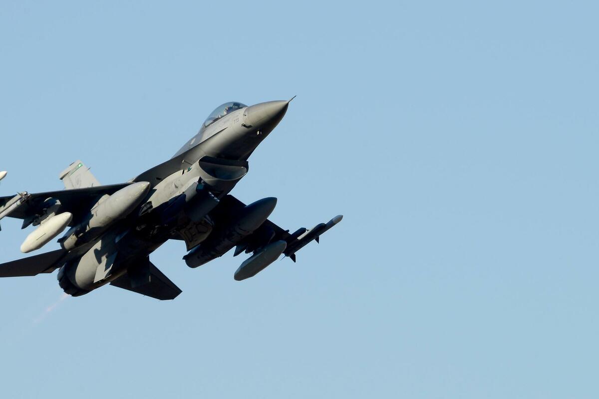 Fotografija uz vijest: F-16 prinudno sleteo na aerodrom Zakintos i zapalio se, pista zatvorena