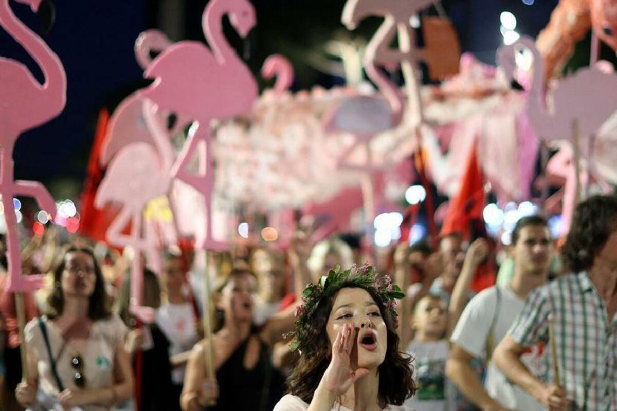 Fotografija uz vijest: "Flamingo revolucija" u Albaniji: Pat pozicija premijera Rame i demonstranata