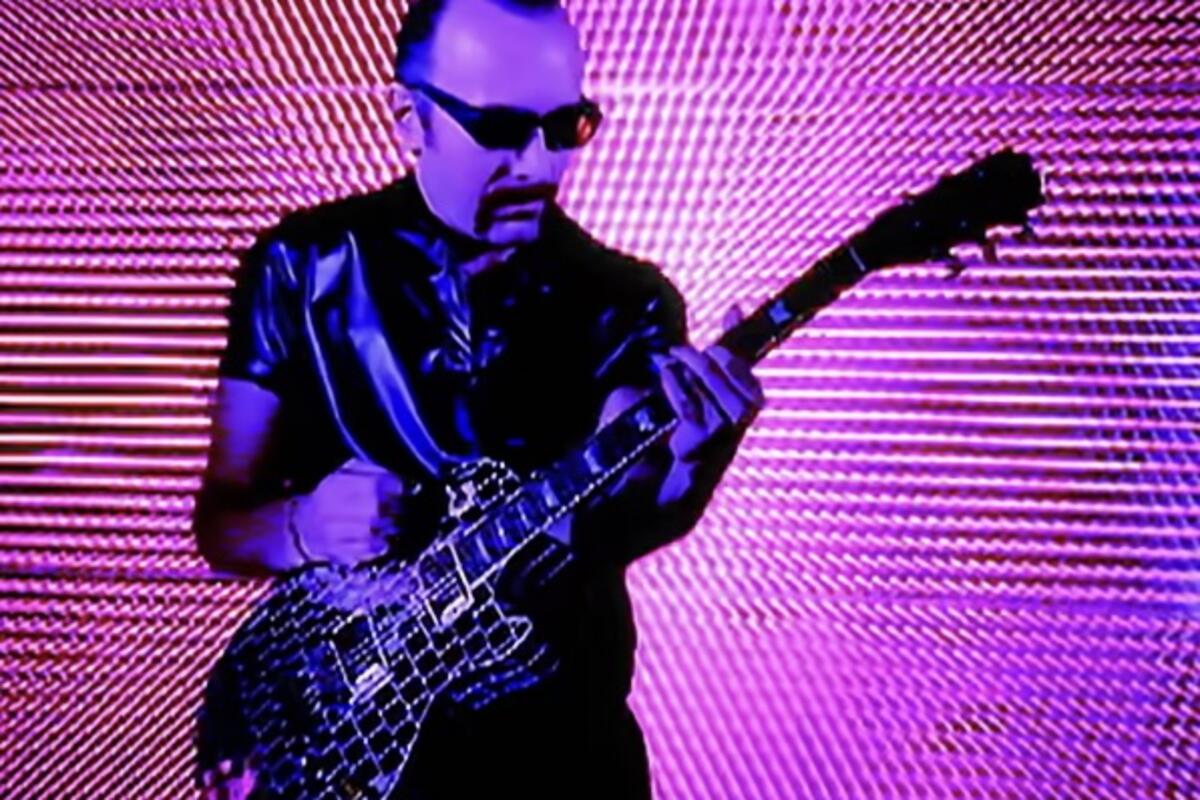 Fotografija uz vijest: Gitara Edža iz spota "Discotheque" na aukciji