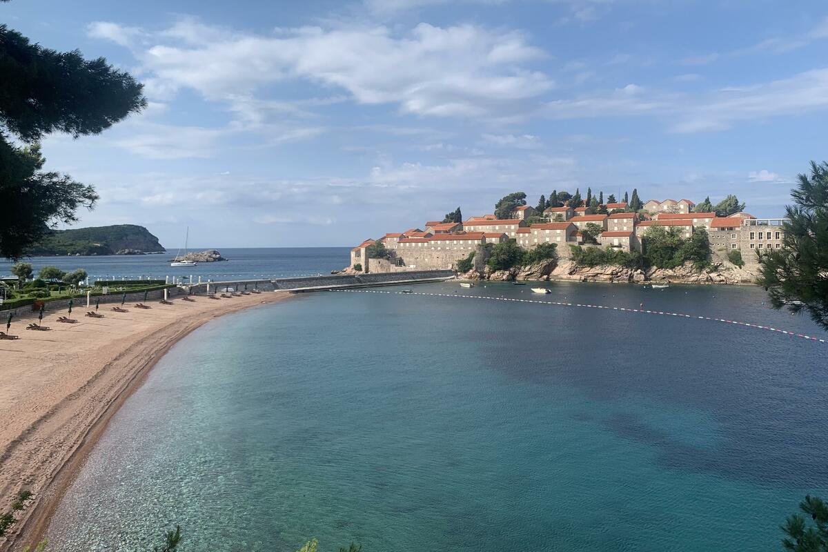 Fotografija uz vijest: Grad-hotel Sveti Stefan otvara vrata gostima nakon pet godina, s restoranima Zuma i Nammos
