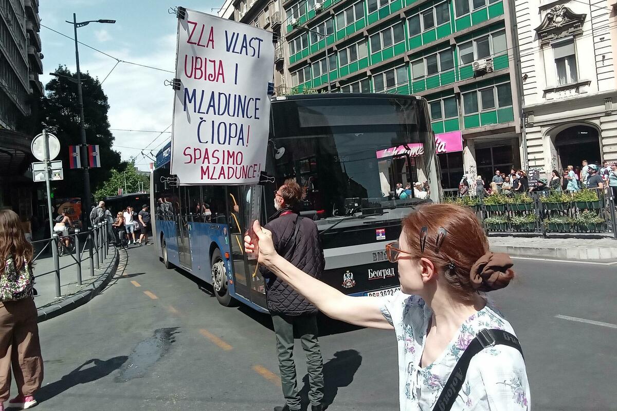 Fotografija uz vijest: Građani u Beogradu traže uklanjanje banera "Srbija pobeđuje" zbog ugroženih bijelih čiopa