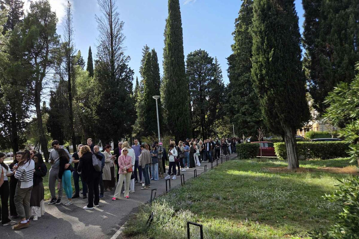 Fotografija uz vijest: Gužve ispred Ambasade Srbije u Podgorici: Birači strpljivo čekaju na vanrednim izborima