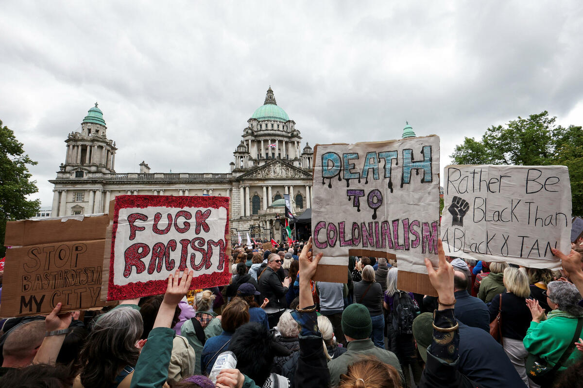 Fotografija uz vijest: Hiljade ljudi u Belfastu protestovale protiv antiimigrantskih nereda