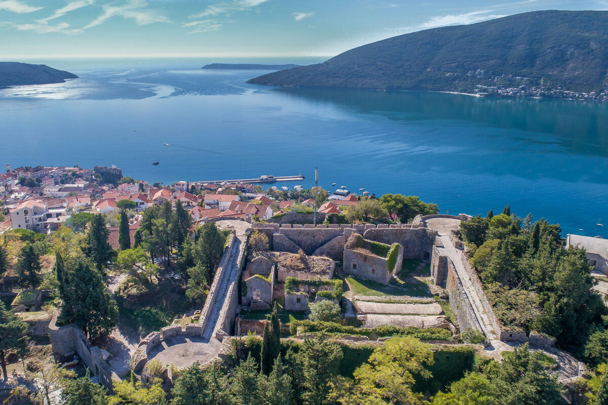Fotografija uz vijest: HRA, CGO i ANIMA: U ponedjeljak okupljanje u Herceg Novom, obilježavanje godišnjice ratnog zločina Deportacije