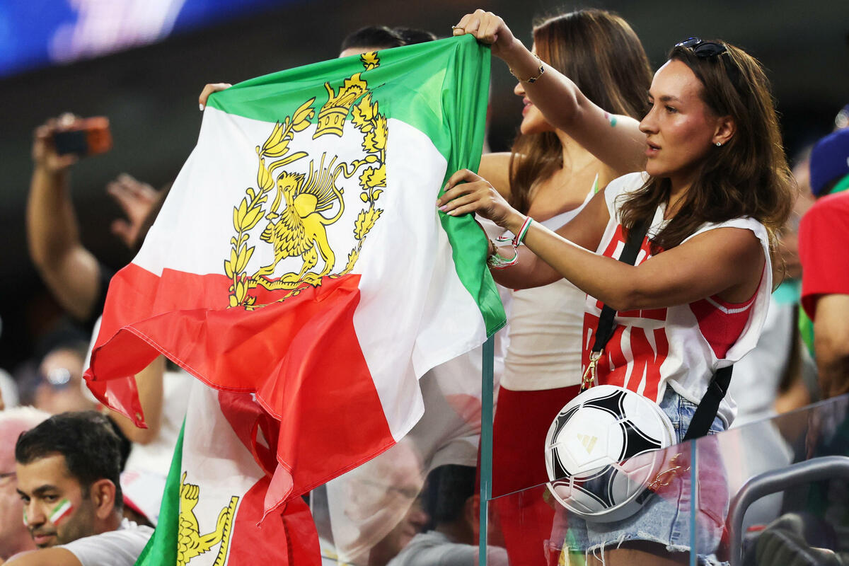 Fotografija uz vijest: Iranci o ugnjetavanju, smirivao ih Infantino, na tribinama lav i sunce