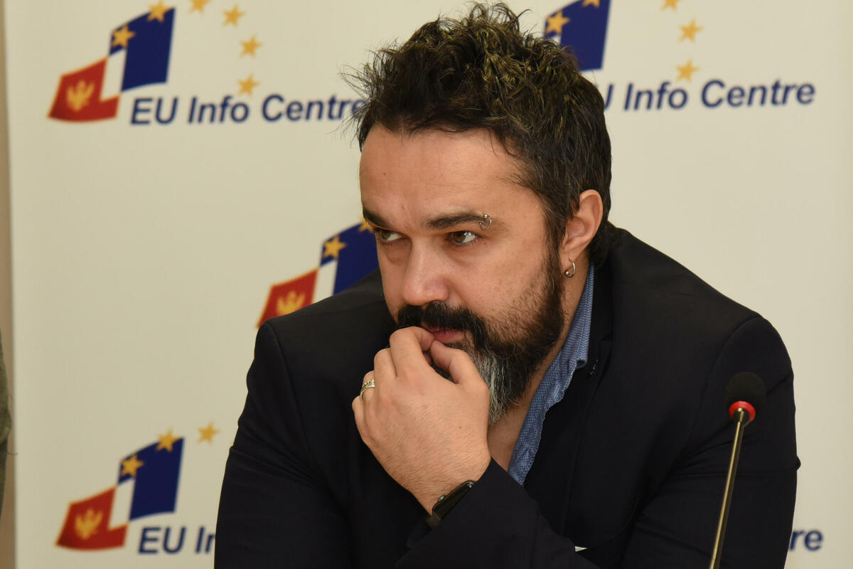 Fotografija uz vijest: Ivanović poručio Janoviću: Novinare nećete ućutkati prijavama i zastrašivanjem