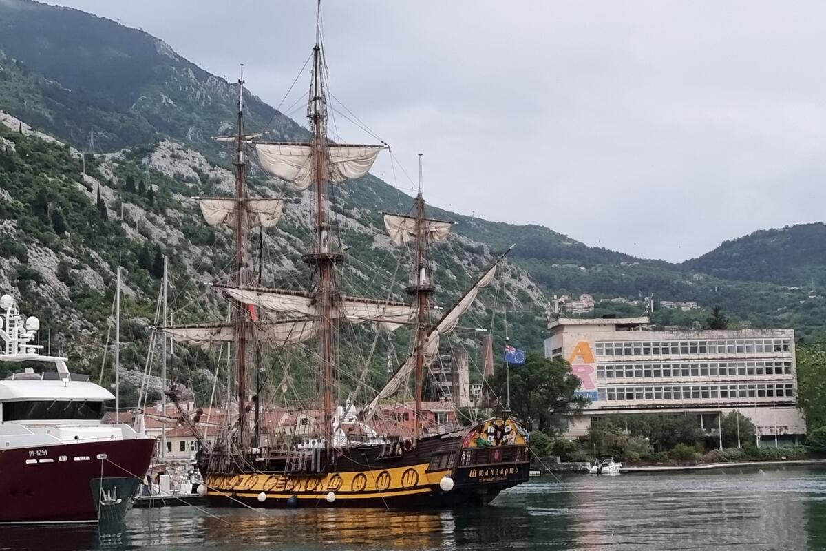 Fotografija uz vijest: "Izbjeglica" od Putina ili dio ruske "flote u sjenci"? Ruska fregata mogla bi Crnu Goru dovesti u neprilike sa EU