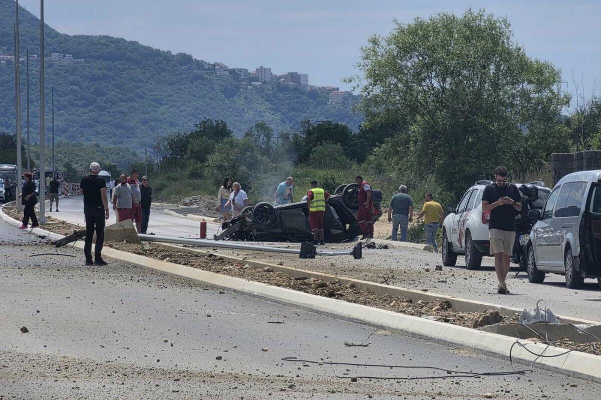 Fotografija uz vijest: Jedna osoba preminula nakon saobraćajne nesreće u Lastvi Grbaljskoj