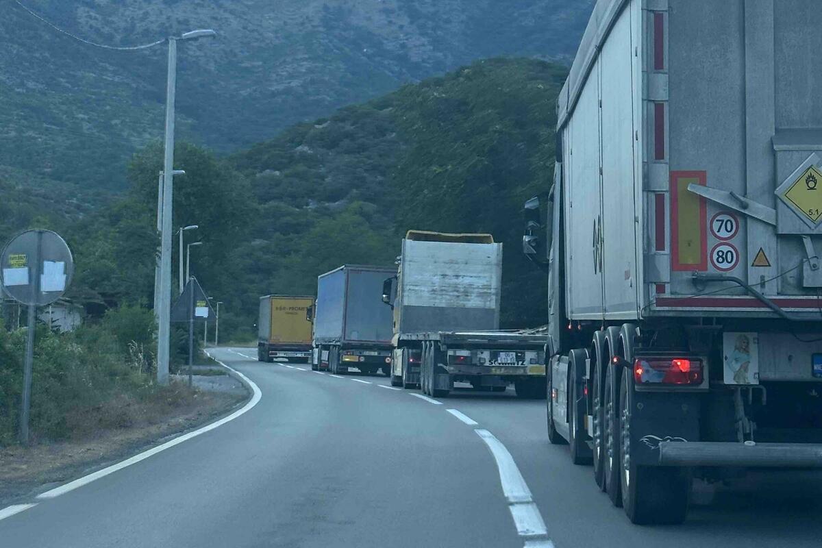 Fotografija uz vijest: Kamiondžije ignorišu privremene zabrane saobraćaja na dionici Podgorica-Mioska-Kolašin