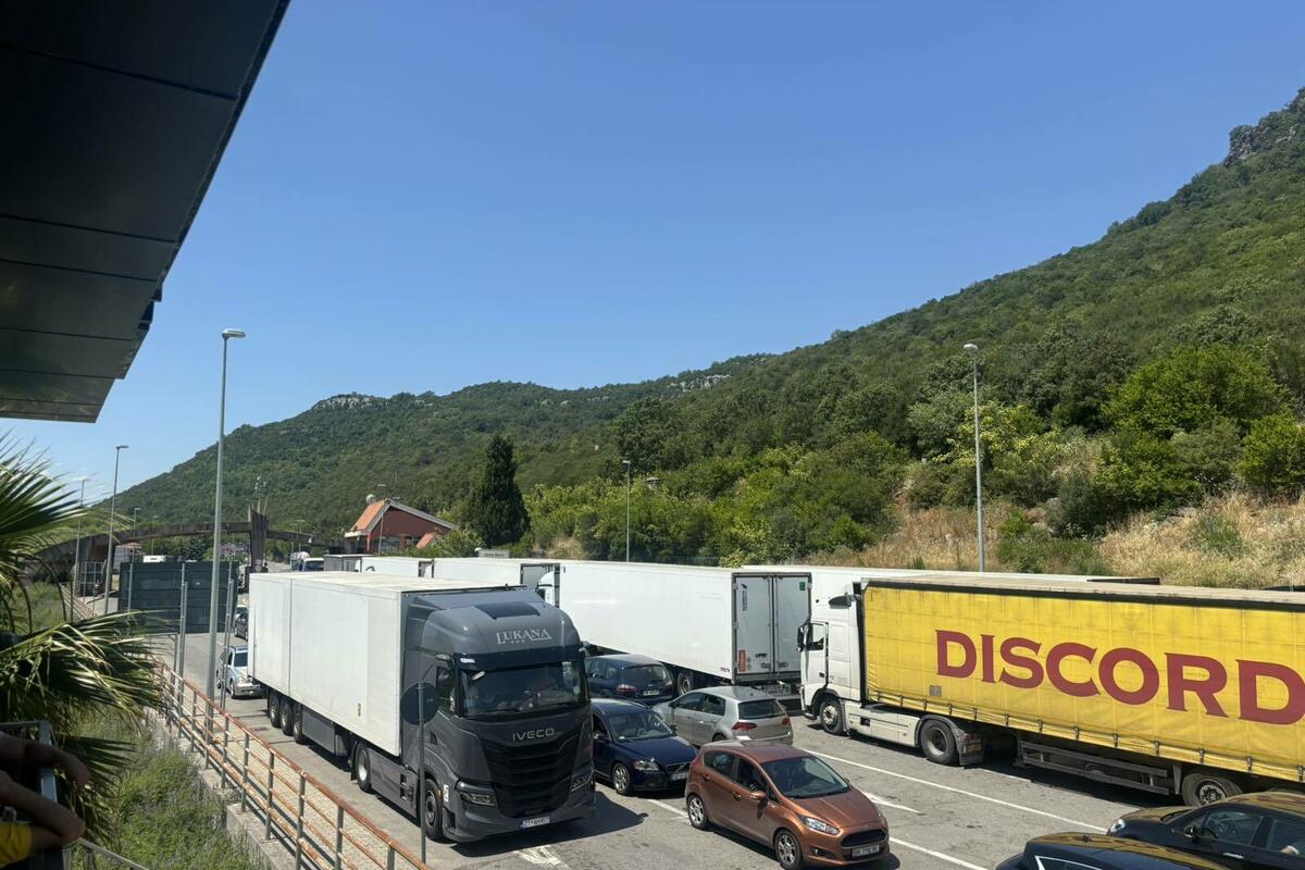 Fotografija uz vijest: Kamioni na Božaju čekali 17 sati zbog problema sa carinskim sistemom