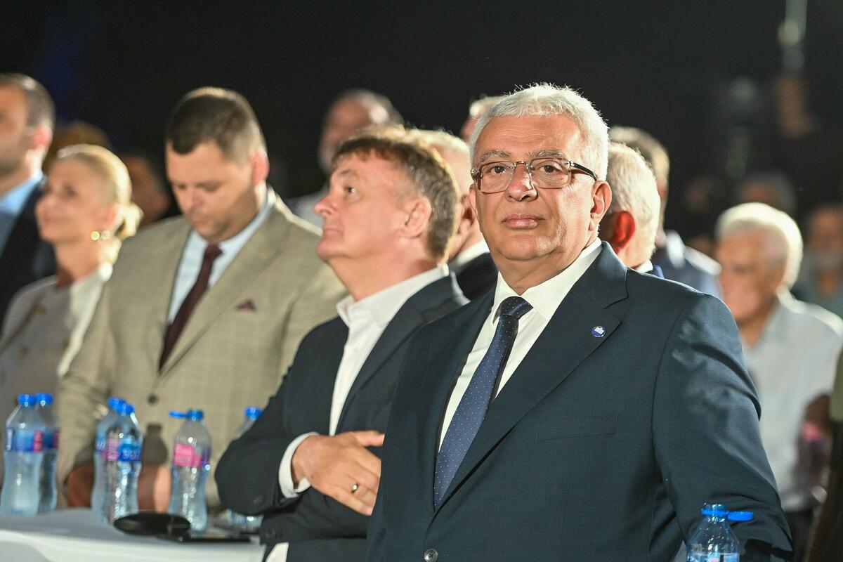 Fotografija uz vijest: Kavgadžije u slozi, građani bez g'rke: Ko je to u Crnoj Gori zavađen da bi ga politika mirila