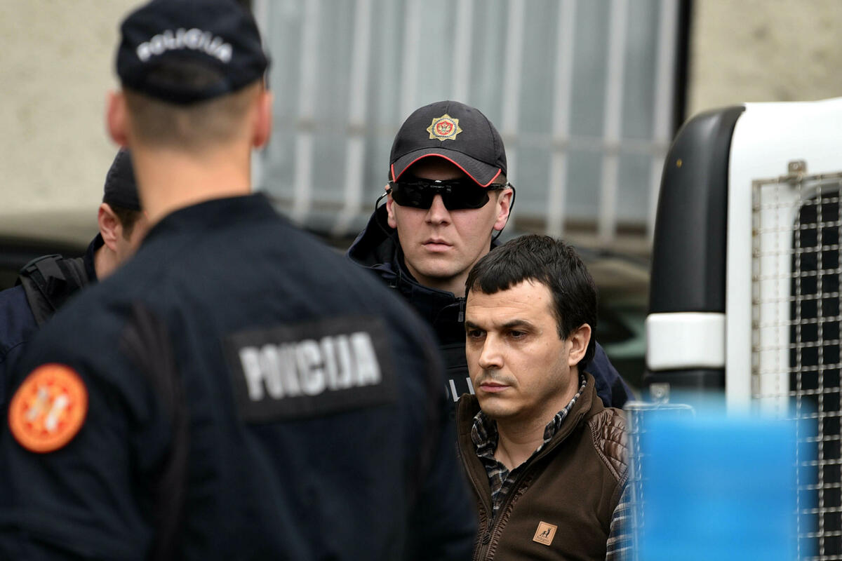 Fotografija uz vijest: Krstović iznesen na nosilima iz sudnice zbog pogoršanog zdravstvenog stanja