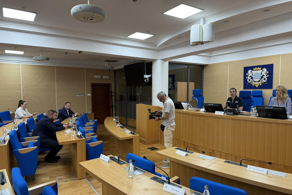 Fotografija uz vijest: Krstović: Neodgovorno je izostati sa sjednice zbog krnjeg savjeta RTV Podgorica