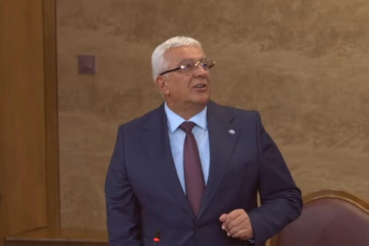 Fotografija uz vijest: Mandić: Saučešće sam izjavio po običajima; Nikolić: Prije EU morate kleknuti u Srebrenici i tražiti oproštaj