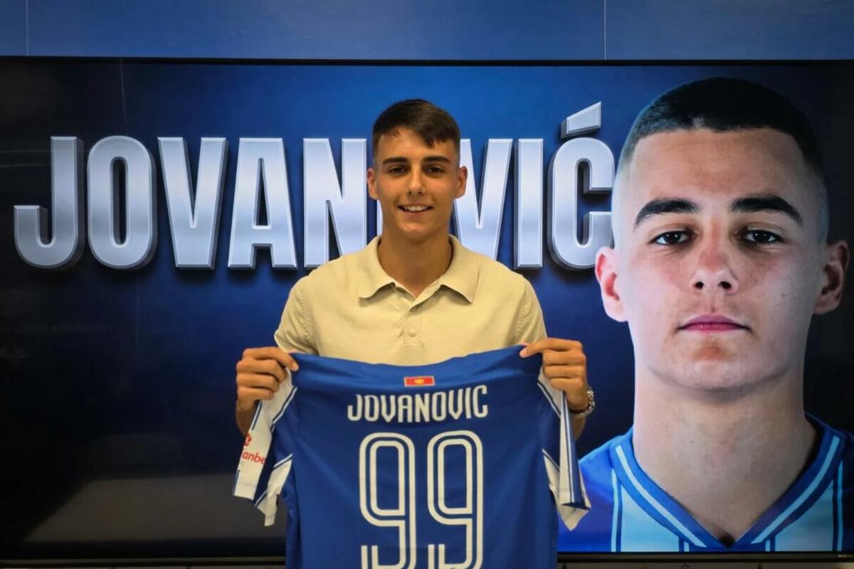 Fotografija uz vijest: Matija Jovanović potpisao profesionalni ugovor sa Budućnošću