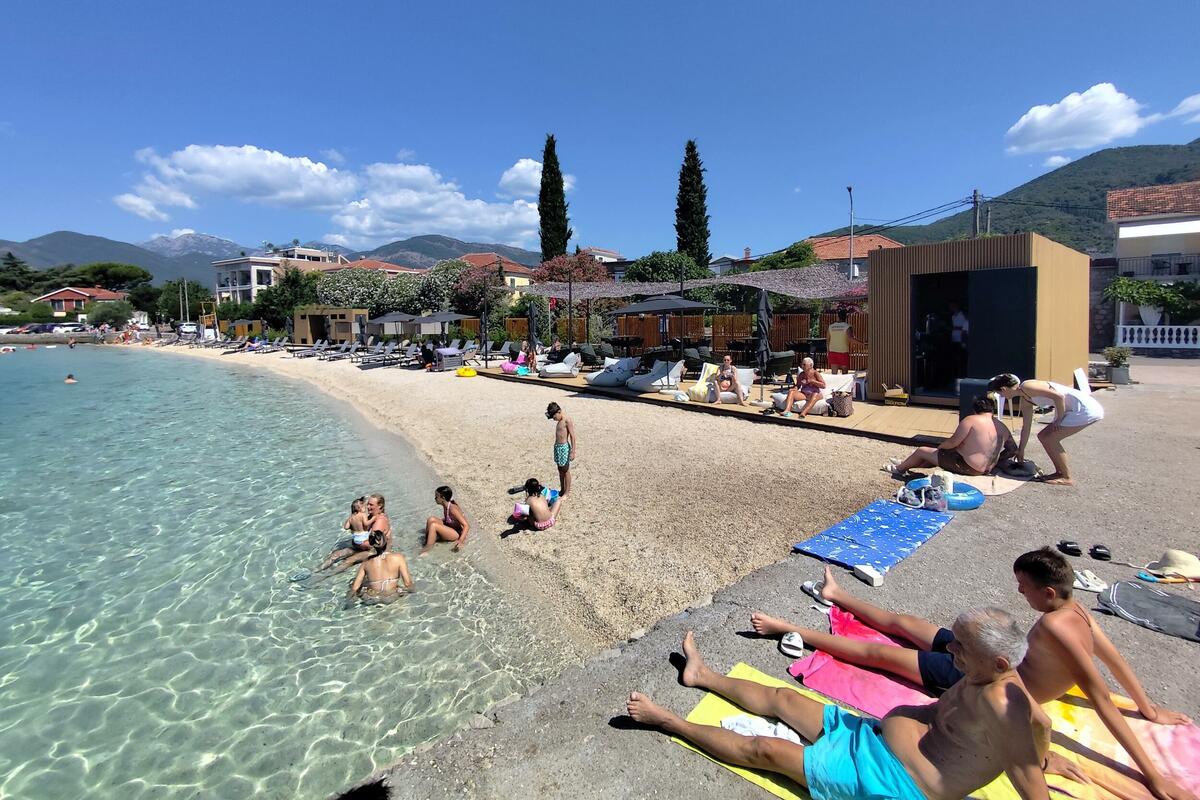 Fotografija uz vijest: Mještani i turisti nezadovoljni ponašanjem osoblja na kupalištu u Tivtu, zakupac ističe da je plaža hotelska