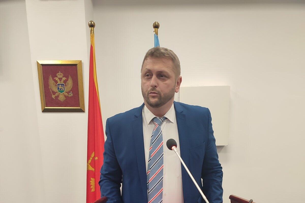 Fotografija uz vijest: MJU utvrdilo kršenje zakona u Tivtu zbog odlaganja potvrde direktora Komunalnog