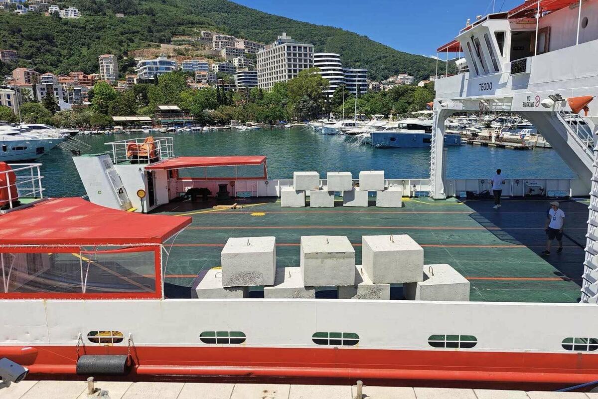 Fotografija uz vijest: Morsko dobro ponovo angažovalo trajekt za dopremu opreme u Luku Budva