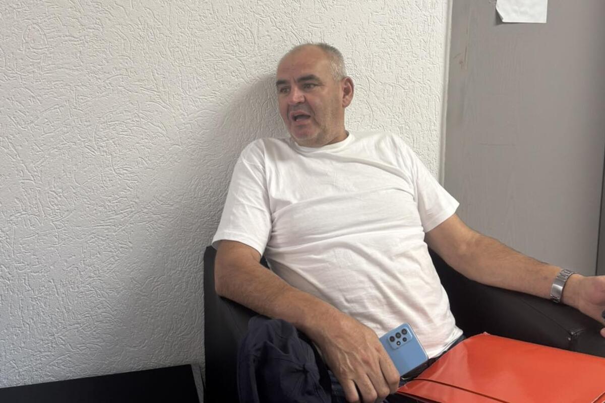 Fotografija uz vijest: Mujo Vreva prekinuo štrajk glađu nakon 19 sati u holu Opštine Bijelo Polje