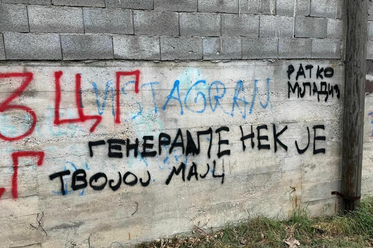 Fotografija uz vijest: Na zidu ispred kuće poslanice BS ispisan grafit kojim se veliča Ratko Mladić