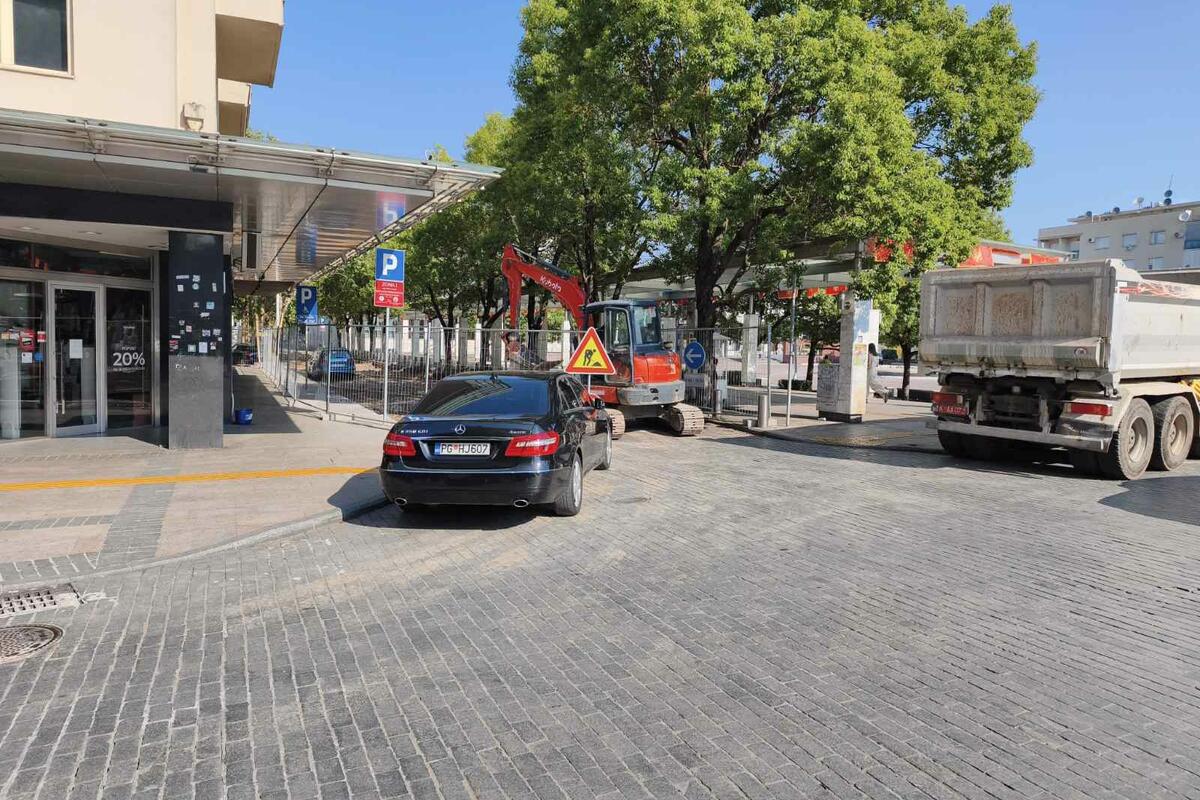 Fotografija uz vijest: Nepropisno parkirano vozilo zaustavilo radove u Vučedolskoj ulici u Podgorici