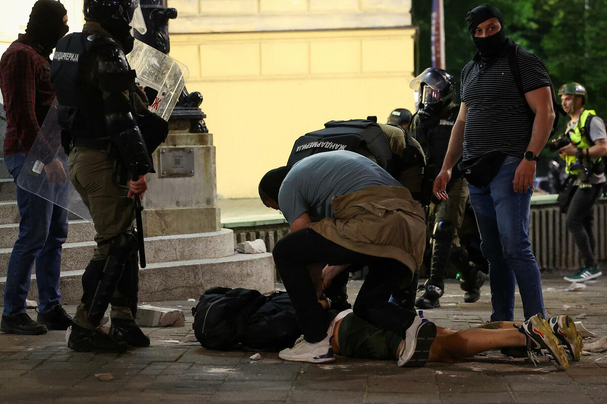 Fotografija uz vijest: Neredi u Beogradu nakon studentskog skupa: Privedeno 23 učesnika, optužen ekstremni dio