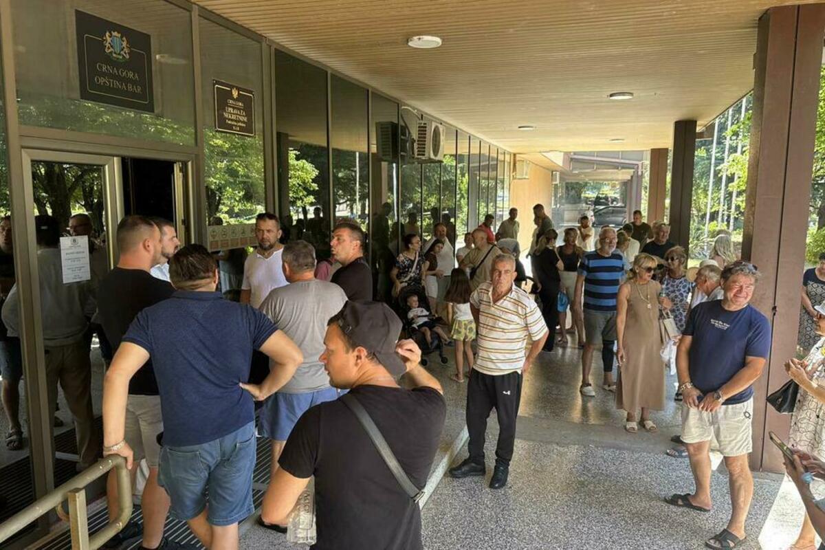 Fotografija uz vijest: Opština Bar obezbijedila cisterne s vodom za stanovnike Šušanja