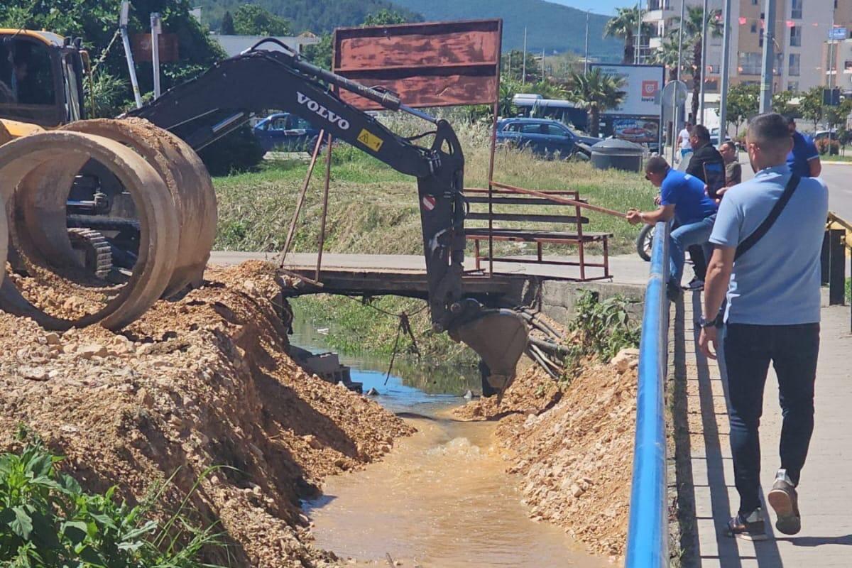 Fotografija uz vijest: Opština Ulcinj: Utvrđene nezakonite intervencije na kanalu Bratica, investitor počeo vraćanje u prethodno stanje