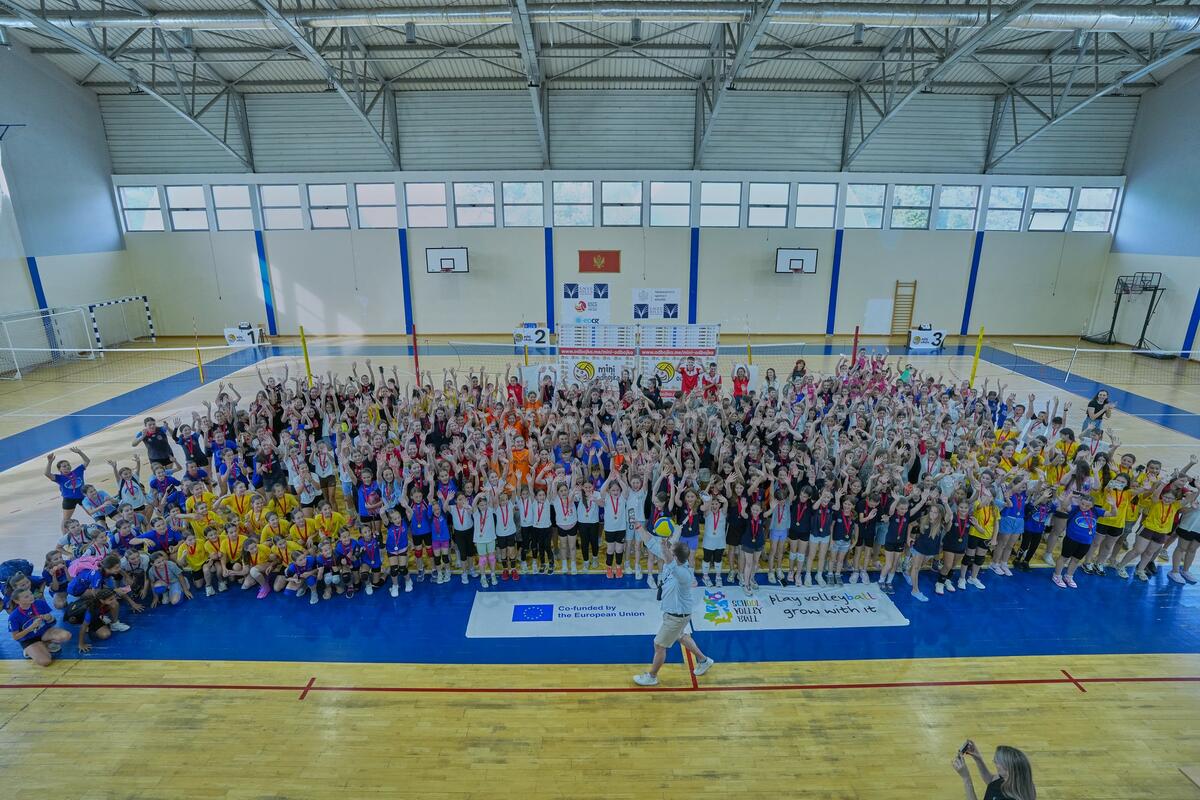 Fotografija uz vijest: OSCG dodijelio medalje za preko 700 dječaka i djevojčica: Završena 9. sezona projekta „Mini odbojka“