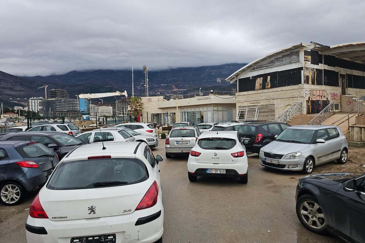Fotografija uz vijest: Parking servis u Budvi ponovo zakupio garažu na gradilištu hotela Radisson