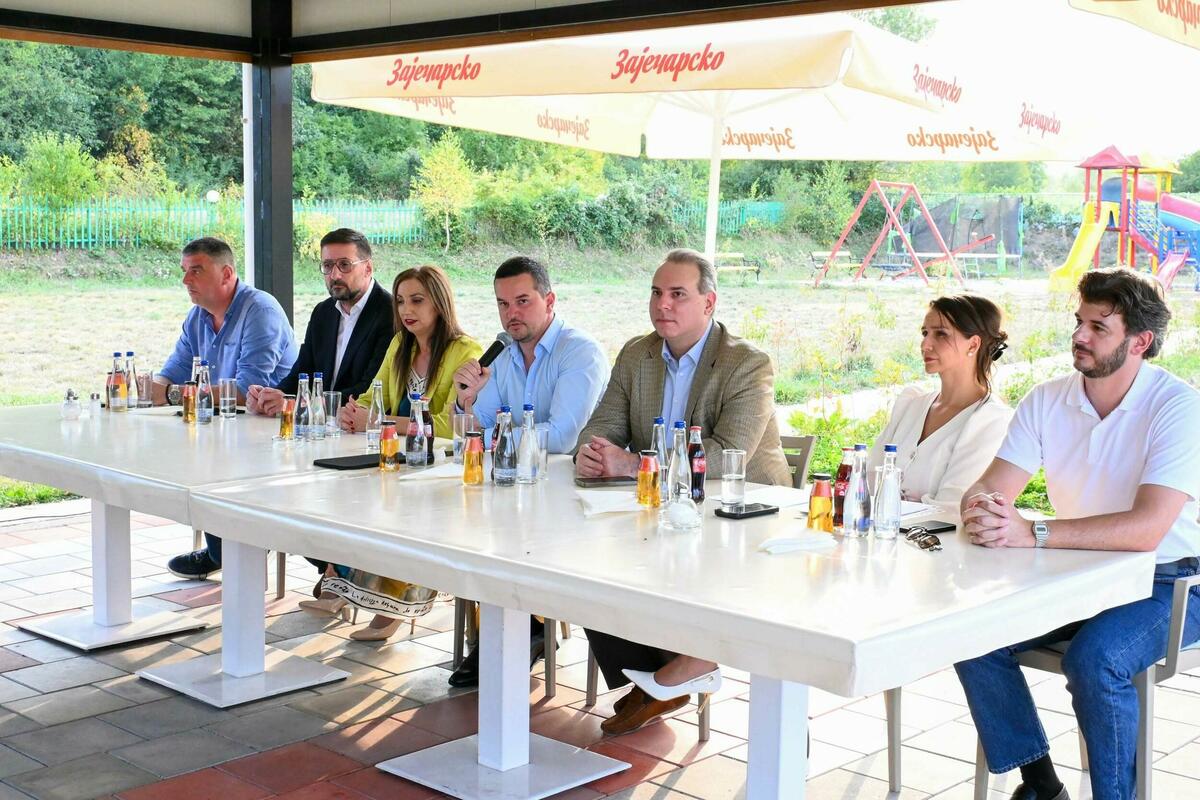Fotografija uz vijest: Partije intenziviraju kampanju i jačaju članstvo pred izbore 2027.