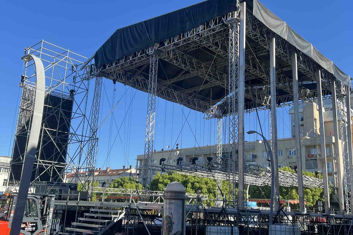 Fotografija uz vijest: Podgorica se priprema za koncert Rikija Martina, postavlja se velika bina na Trgu nezavisnosti