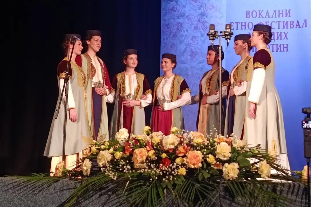 Fotografija uz vijest: Podmladak Ženske pjevačke grupe „Đude“ iz Kolašina među najboljima na Vokalnom etno-festivalu u Negotinu