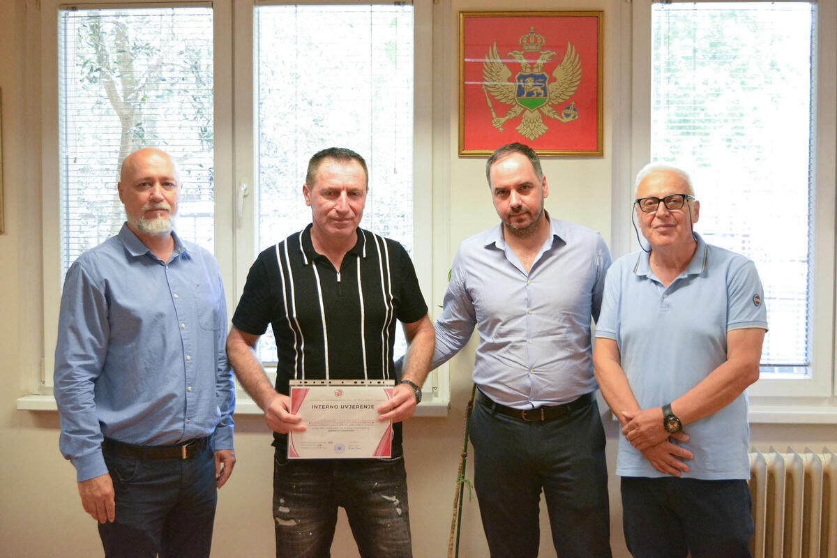 Fotografija uz vijest: Polaznicima obuke za keramičare uručena uvjerenja u Podgorici