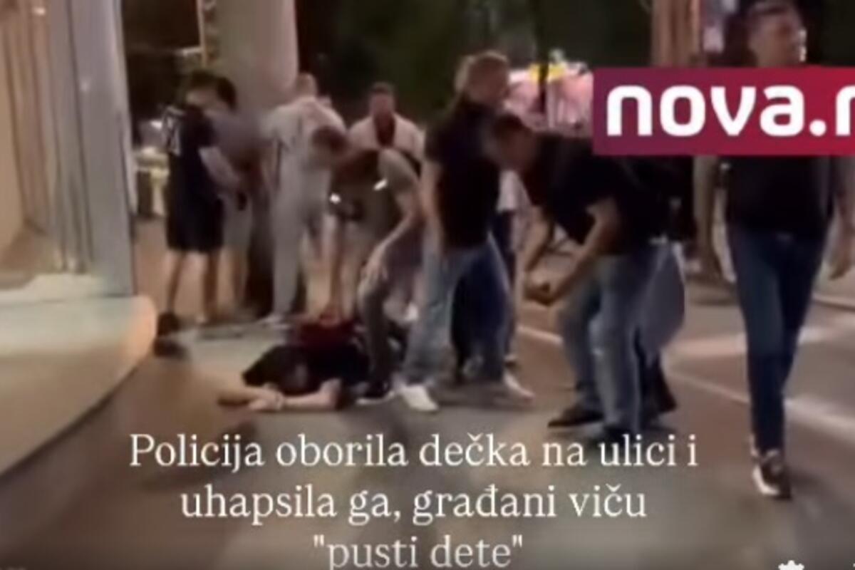 Fotografija uz vijest: Policija u civilu u Beogradu obara i privodi građanina tokom nereda